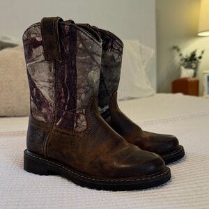 ARIAT Boys Brown Leather Western Cowboy Boots Camo Shaft Play Work Size 1.5